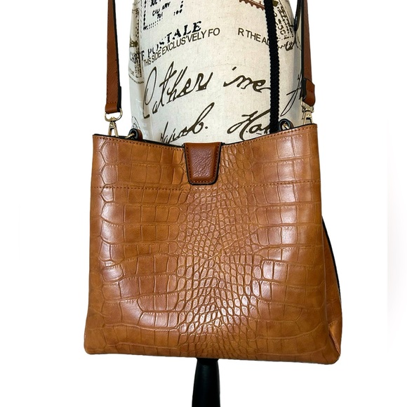 Jen & Co Handbags - Jen & Co brown vegan leather crossbody/shoulder purse